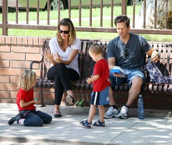 Mark Wahlberg et sa femme avec leurs enfants Ella et Michael en septembre 2009 dans un parc de Los Angeles