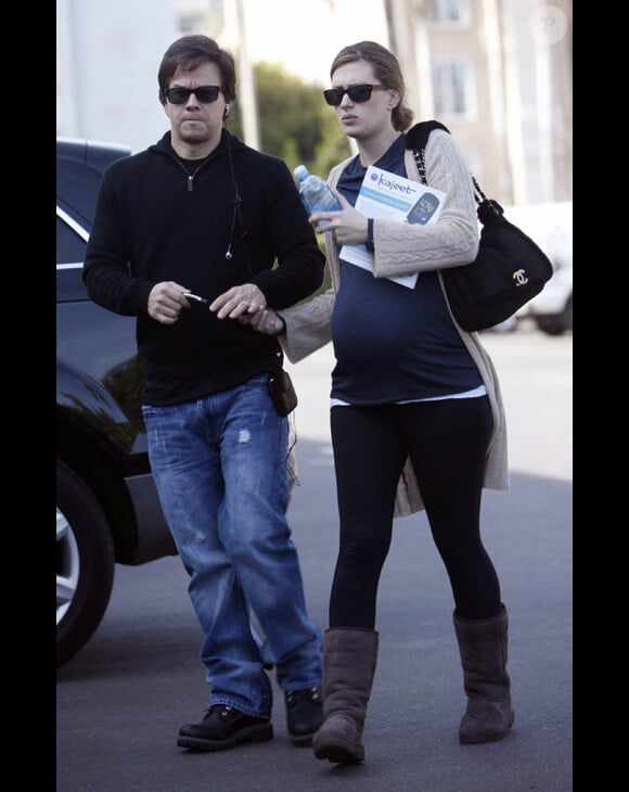 Mark Wahlberg et sa femme enceinte, la veille de Noël, 2009 à Los Angeles