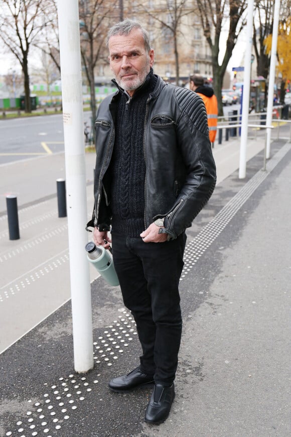 Exclusif - Laurent Baffie quitte les studios de Radio France à Paris, le 13 décembre 2021. 