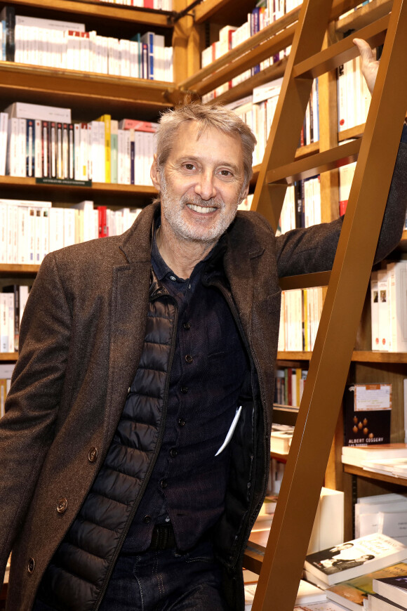 Portrait de Antoine de Caunes lors de la dédicace de son livre "Antoine de Caunes Perso". Le 9 décembre 2021 © Cédric Perrin / Bestimage