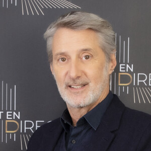 Exclusif - Antoine De Caunes en backstage de l'émission On Est En Direct (OEED) du samedi 27/11/2021, présentée par L.Salamé et L.Ruquier à Paris, France, le 27 novembre 2021. © Jack Tribeca/Bestimage 