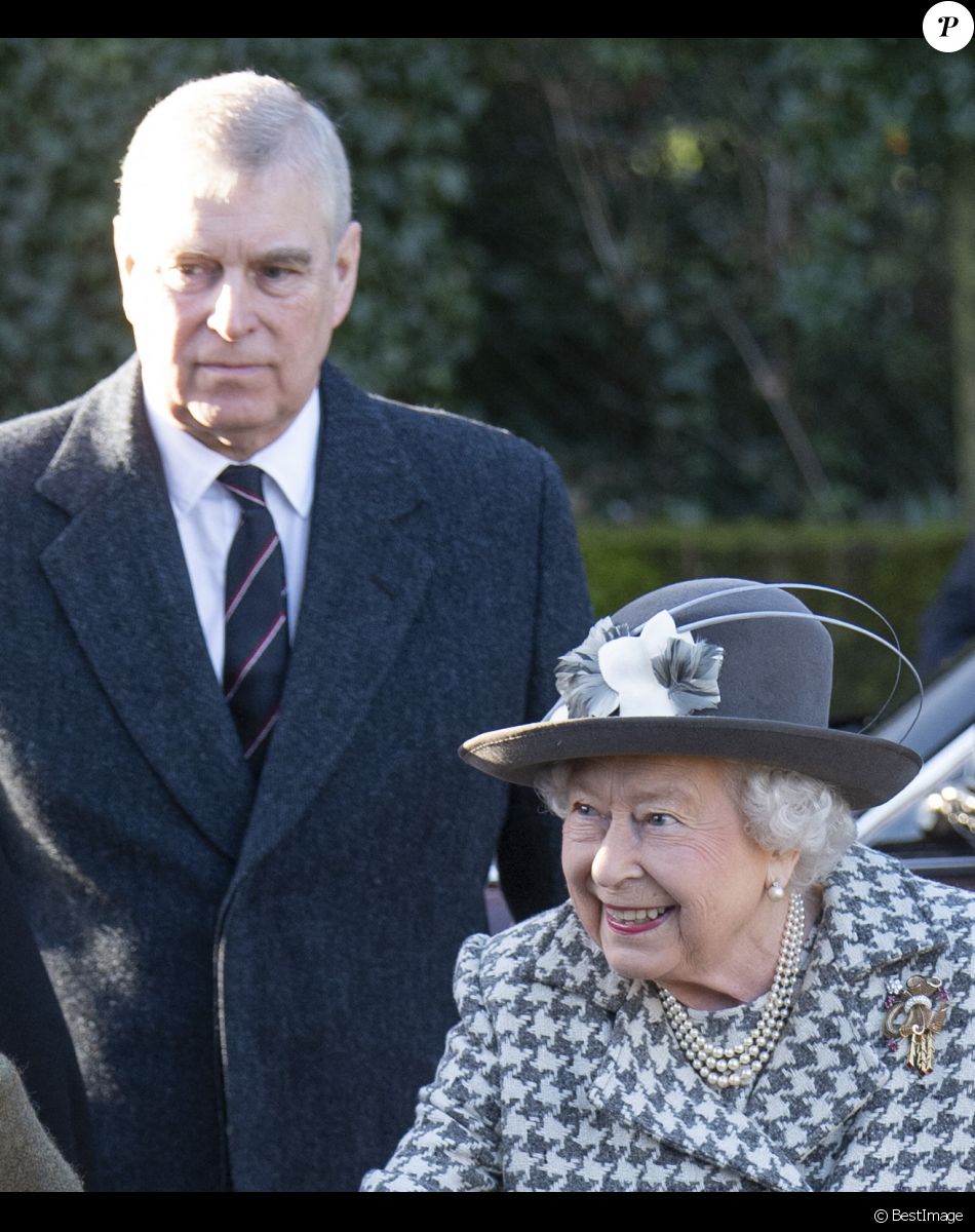 La reine Elisabeth II d'Angleterre et le prince Andrew, duc d'York, à leur arrivée au service dominical en l'église St Mary the Virgin à Hillington. Le 19 janvier 2020