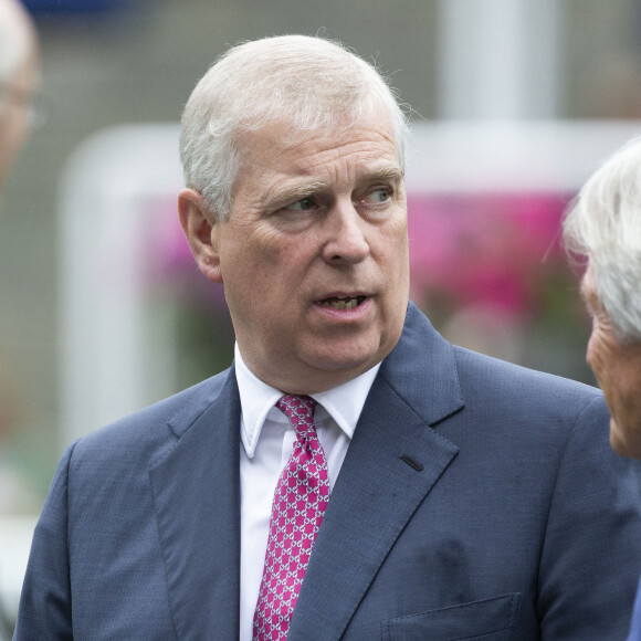 Le prince Andrew assiste à la course de chevaux King George à Ascot.