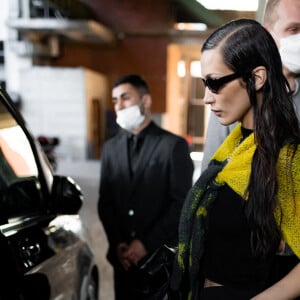 Exclusif - Bella Hadid quitte le défilé Fendi, suivie par son petit ami Marc Kalman. Milan, le 23 février 2022.