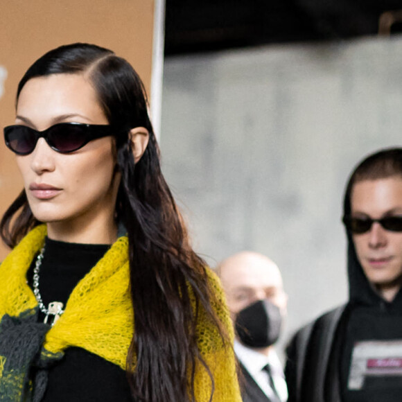 Exclusif - Bella Hadid et son compagnon Marc Kalman quittent le défilé Fendi à Milan, le 23 février 2022.
