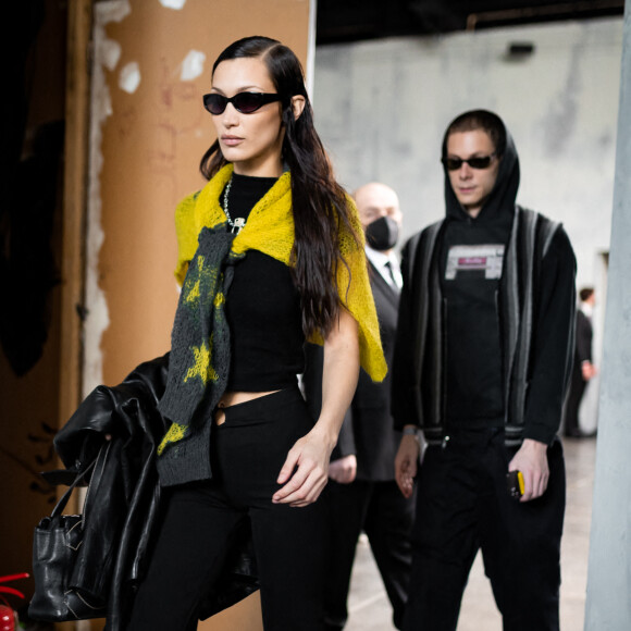 Exclusif - Bella Hadid et son compagnon Marc Kalman quittent le défilé Fendi à Milan, le 23 février 2022.