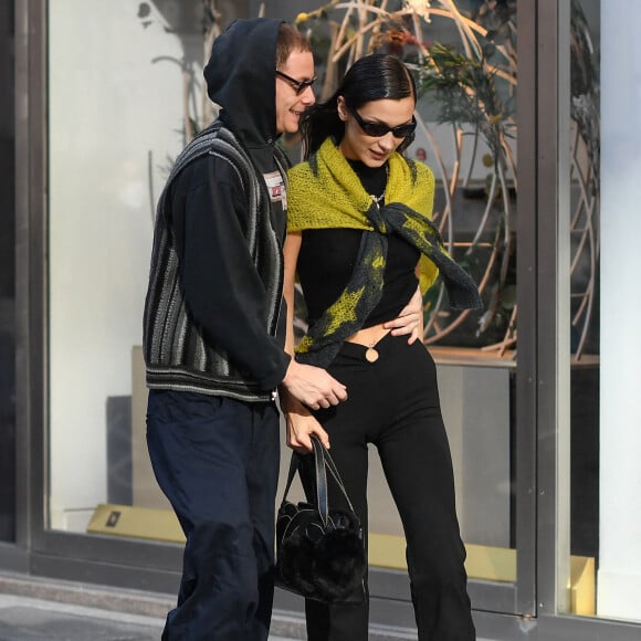 Exclusif - Bella Hadid et son compagnon Marc Kalman se baladent à Milan, le 23 février 2022.