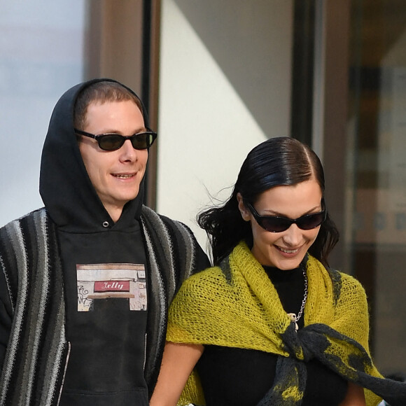 Exclusif - Bella Hadid et son compagnon Marc Kalman se baladent à Milan, le 23 février 2022.