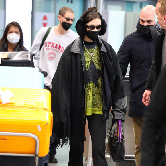 Exclusif - Bella Hadid et son compagnon Marc Kalman arrivent à Milan, le 23 février 2022.