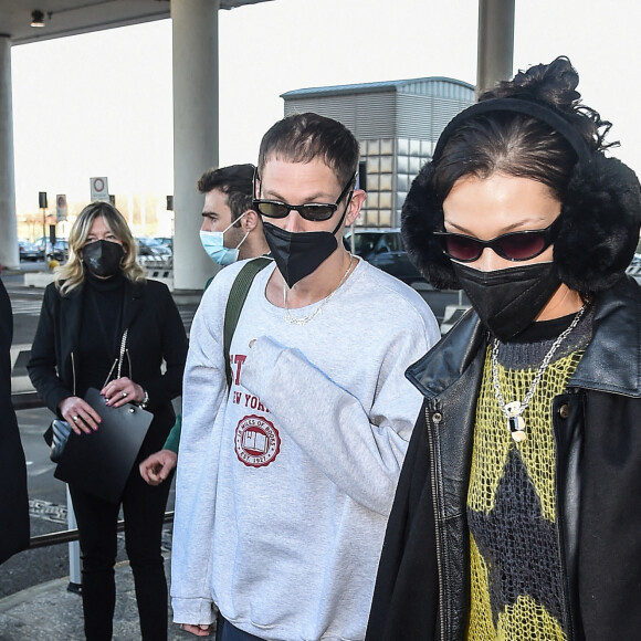 Exclusif - Bella Hadid et son compagnon Marc Kalman arrivent à Milan, le 23 février 2022.