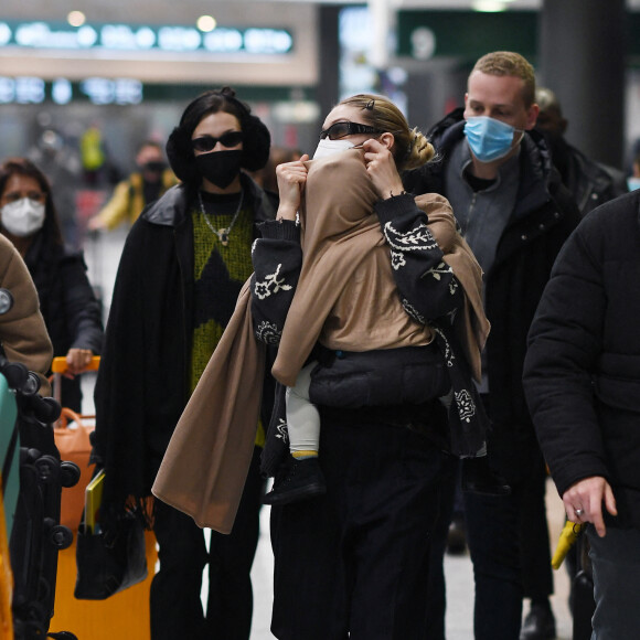 Exclusif - Bella Hadid, sa soeur Gigi Hadid et sa nièce Khai arrivent à Milan, le 23 février 2022.