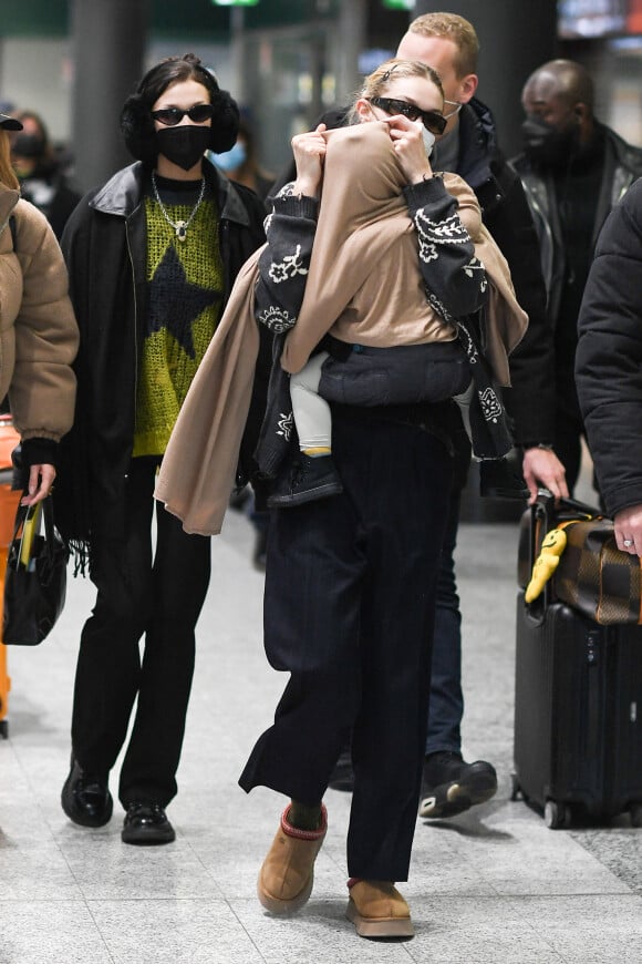 Exclusif - Bella Hadid, sa soeur Gigi Hadid et sa nièce Khai arrivent à Milan, le 23 février 2022.