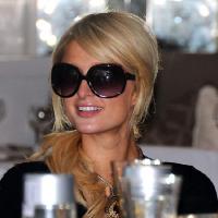 Paris Hilton : Traumatisée par le décès de Casey Johnson ? Elle cache bien sa peine !