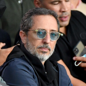 Gad Elmaleh - People en tribunes du match de football en ligue 1 Uber Eats : Le PSG (Paris Saint-Germain) remporte la victoire 2-1 contre Lyon au Parc des Princes à Paris. Lionel Urman/Panoramic/Bestimage 