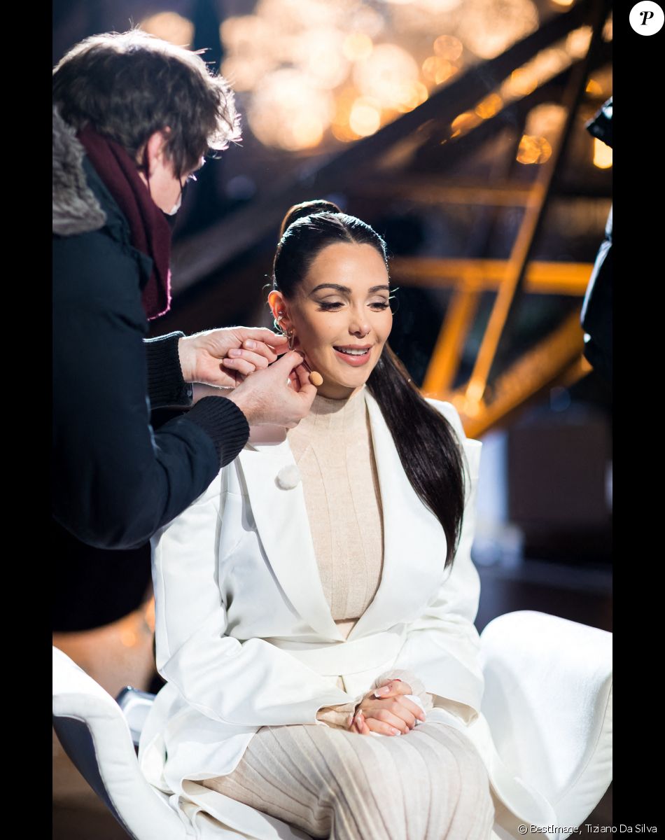 Exclusif - Nabilla Benattia - Backstage - Enregistrement de l'émission "La Chanson secrète 10" au 1er étage de la Tour Eiffel à Paris, diffusée le 22 janvier sur TF1 à 21h05 © Tiziano Da Silva / Bestimage