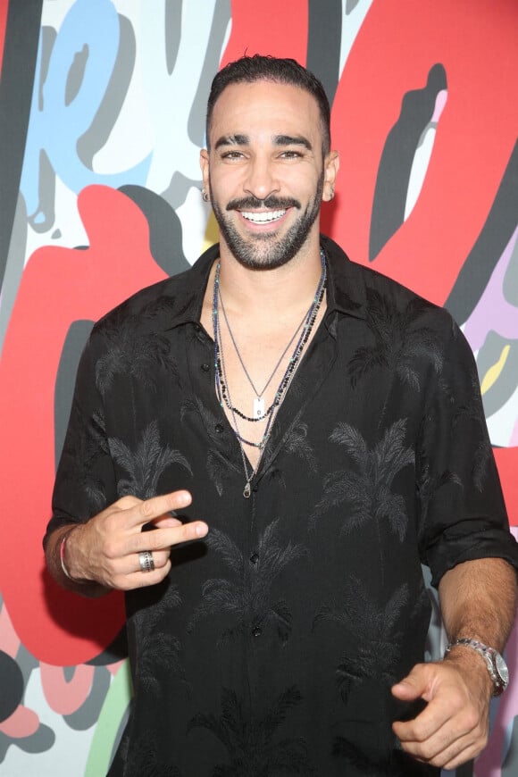 Adil Rami assiste à la soirée d'ouverture de la galerie d'art "The Cool HeART Gallery" à Beverly Hills, en présence de Nausicca, propriétaire des lieux, Damon Dash, Richard Hutchins. Le 24 juin 2021.