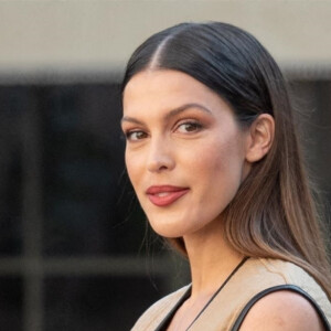 Iris Mittenaere a assisté au défilé Tod's (collection automne-hiver 2022-2023) lors de la Fashion Week de Milan, le 25 février 2022.