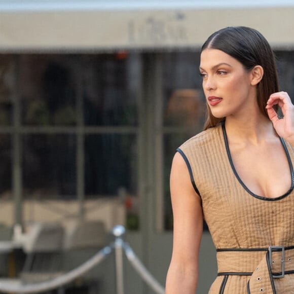 Iris Mittenaere a assisté au défilé Tod's (collection automne-hiver 2022-2023) lors de la Fashion Week de Milan, le 25 février 2022.