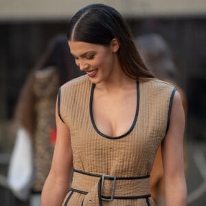 Iris Mittenaere a assisté au défilé Tod's (collection automne-hiver 2022-2023) lors de la Fashion Week de Milan, le 25 février 2022.