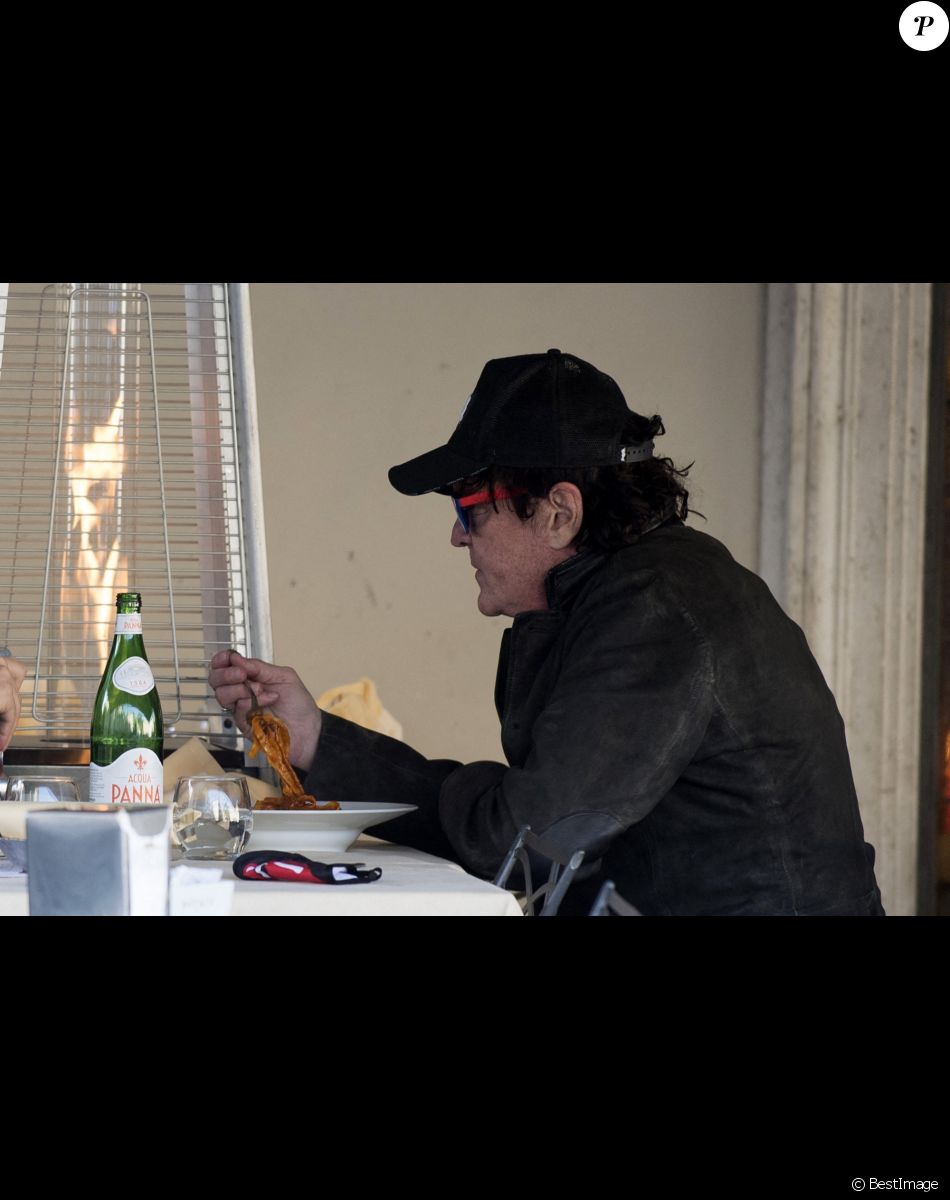 Michael Madsen déjeune en terrasse avec le producteur Andrea Iervolino à Rome le 30 novembre 2020.