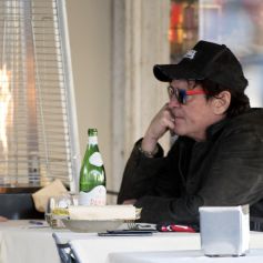 Michael Madsen déjeune en terrasse avec le producteur Andrea Iervolino à Rome le 30 novembre 2020.