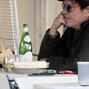 Michael Madsen déjeune en terrasse avec le producteur Andrea Iervolino à Rome le 30 novembre 2020.