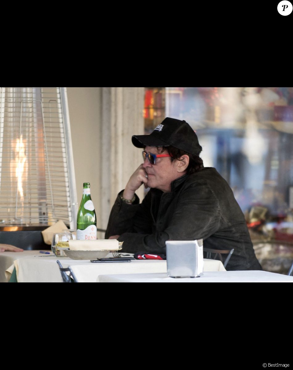 Michael Madsen déjeune en terrasse avec le producteur Andrea Iervolino à Rome le 30 novembre 2020.