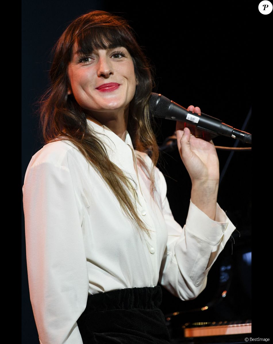 Juliette Armanet en showcase avant la conférence animée par B. Obama à la Maison de Radio France.