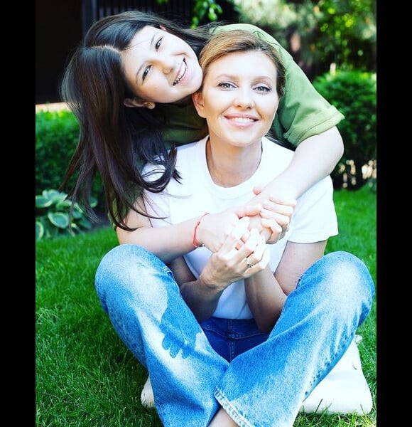 Photo du compte Instagram d'Olena Zelenska, l'épouse du président ukrainien Volodymyr Zelensky : elle pose avec leur fille aînée, Oleksandra, née en 2005