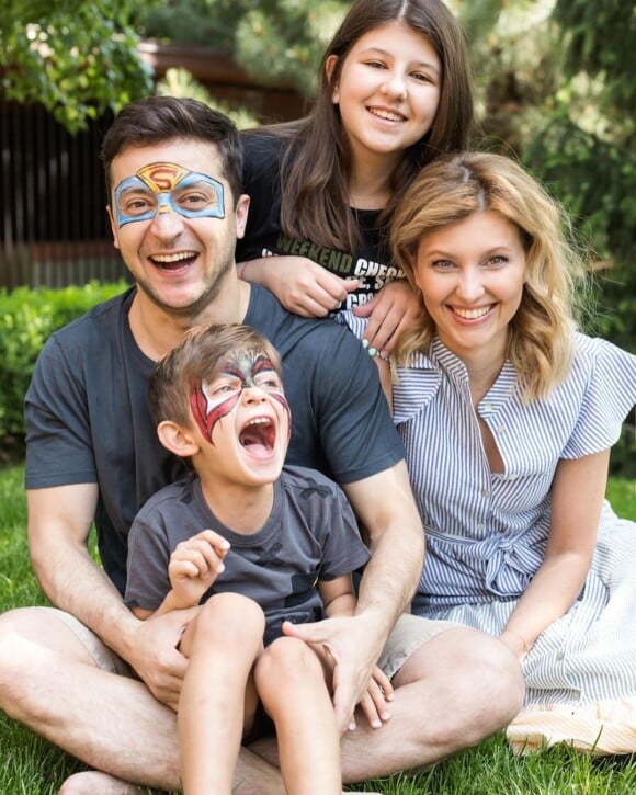 Photo du compte Instagram d'Olena Zelenska, l'épouse du président ukrainien Volodymyr Zelensky : le couple pose avec leurs deux enfants Oleksandra et Kirilo