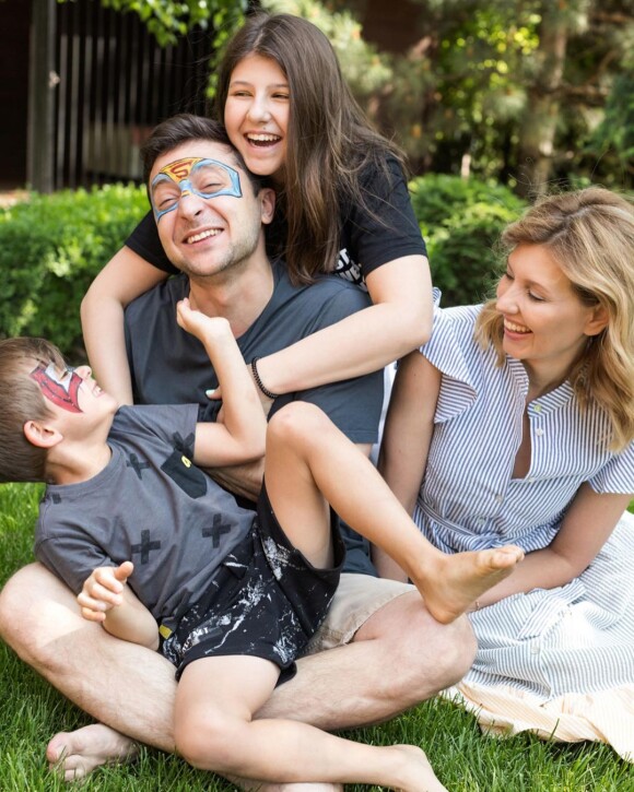 Photo du compte Instagram d'Olena Zelenska, l'épouse du président ukrainien Volodymyr Zelensky : le couple pose avec leurs deux enfants Oleksandra et Kirilo