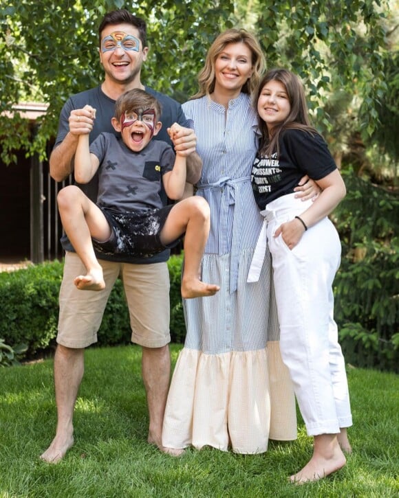 Photo du compte Instagram d'Olena Zelenska, l'épouse du président ukrainien Volodymyr Zelensky : le couple pose avec leurs deux enfants Oleksandra et Kirilo