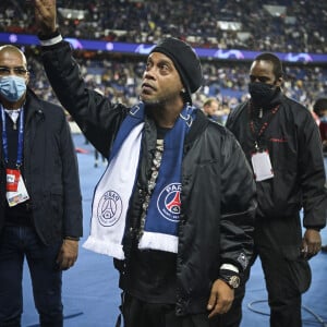 Ronaldinho fait un tour d'honneur et salue les supporters du PSG lors du match de la Ligue Des Champions "PSG - RB Liepzig (3-2)" au Parc des Princes à Paris, le 19 octobre 2021.