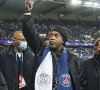 Ronaldinho fait un tour d'honneur et salue les supporters du PSG lors du match de la Ligue Des Champions "PSG - RB Liepzig (3-2)" au Parc des Princes à Paris, le 19 octobre 2021.