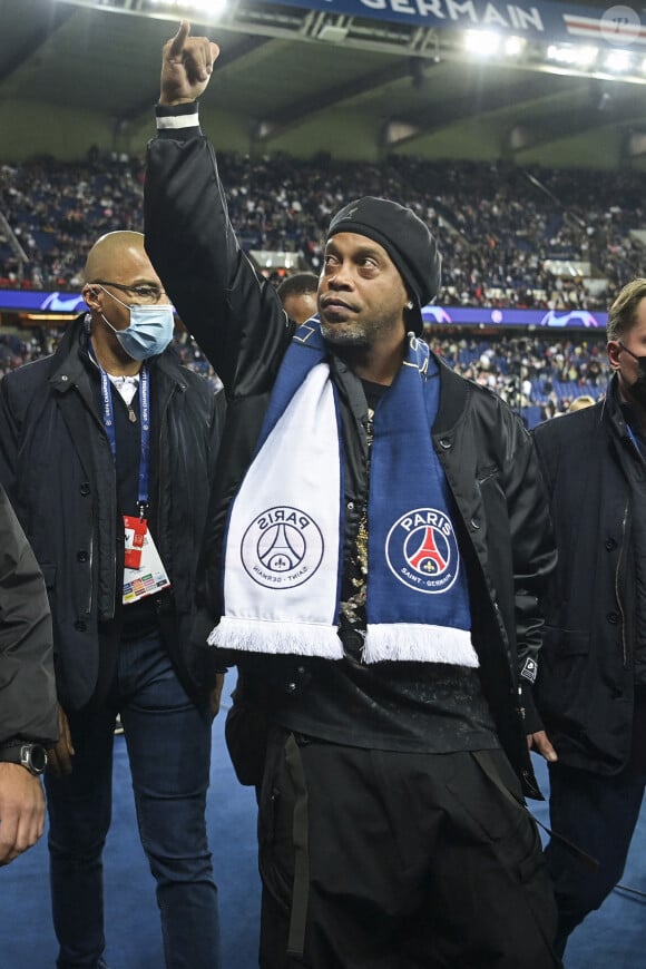 Ronaldinho fait un tour d'honneur et salue les supporters du PSG lors du match de la Ligue Des Champions "PSG - RB Liepzig (3-2)" au Parc des Princes à Paris, le 19 octobre 2021.