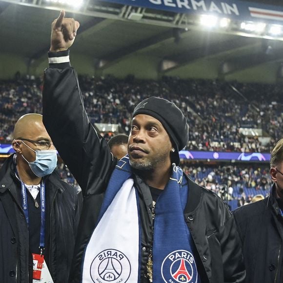 Ronaldinho fait un tour d'honneur et salue les supporters du PSG lors du match de la Ligue Des Champions "PSG - RB Liepzig (3-2)" au Parc des Princes à Paris, le 19 octobre 2021.