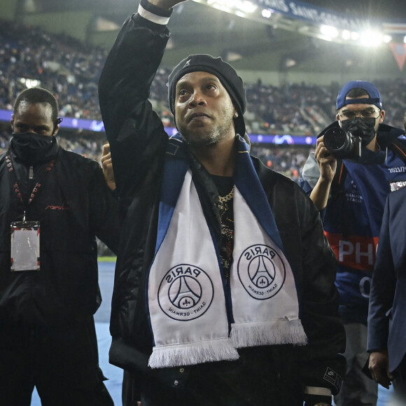 Ronaldinho fait un tour d'honneur et salue les supporters du PSG lors du match de la Ligue Des Champions "PSG - RB Liepzig (3-2)" au Parc des Princes à Paris, le 19 octobre 2021.