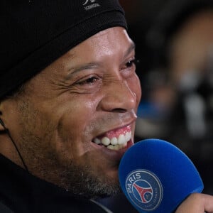 Ronaldinho fait un tour d'honneur et salue les supporters du PSG lors du match de la Ligue Des Champions "PSG - RB Liepzig (3-2)" au Parc des Princes à Paris, le 19 octobre 2021.