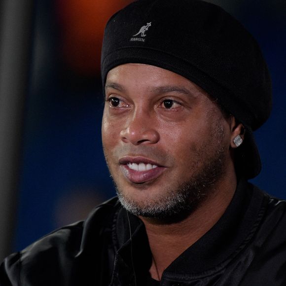 Ronaldinho fait un tour d'honneur et salue les supporters du PSG lors du match de la Ligue Des Champions "PSG - RB Liepzig (3-2)" au Parc des Princes à Paris, le 19 octobre 2021.