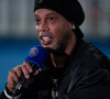 Ronaldinho fait un tour d'honneur et salue les supporters du PSG lors du match de la Ligue Des Champions "PSG - RB Liepzig" au Parc des Princes à Paris.