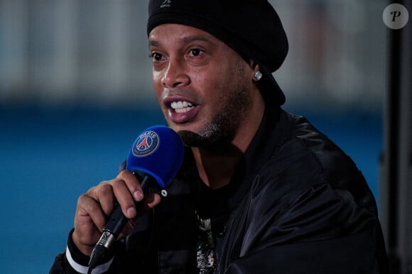Ronaldinho fait un tour d'honneur et salue les supporters du PSG lors du match de la Ligue Des Champions "PSG - RB Liepzig" au Parc des Princes à Paris.
