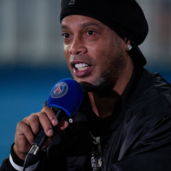 Ronaldinho fait un tour d'honneur et salue les supporters du PSG lors du match de la Ligue Des Champions "PSG - RB Liepzig" au Parc des Princes à Paris.
