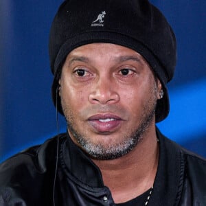 Ronaldinho fait un tour d'honneur et salue les supporters du PSG lors du match de la Ligue Des Champions "PSG - RB Liepzig (3-2)" au Parc des Princes à Paris, le 19 octobre 2021.