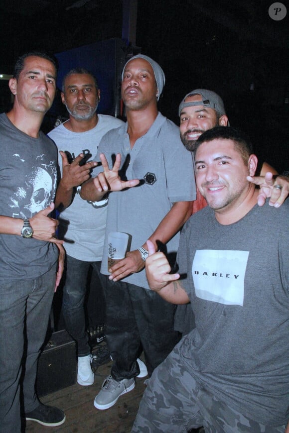 Ronaldinho en soirée avec des amis au Jockey Club Brasileiro à Rio de Janeiro, le 6 avril 2019.