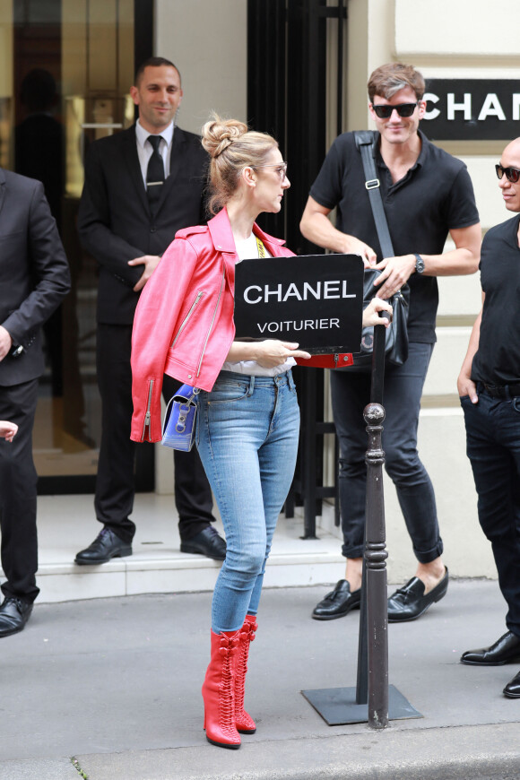 Céline Dion se rend chez Chanel à Paris en compagnie de son danseur Pepe Muñoz qui ne la quitte plus... Le 14 juillet 2017.