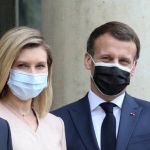 Le président de la république française, Emmanuel Macron et sa femme la Première Dame, Brigitte Macron reçoivent le président ukrainien, Volodymyr Zelensky et sa femme la Première Dame, Olena Volodymyrivna Zelenska pour un déjeuner de travail au palais de l'Elysée à Paris, France, le 16 avril 2021. © Stéphane Lemouton/Bestimage