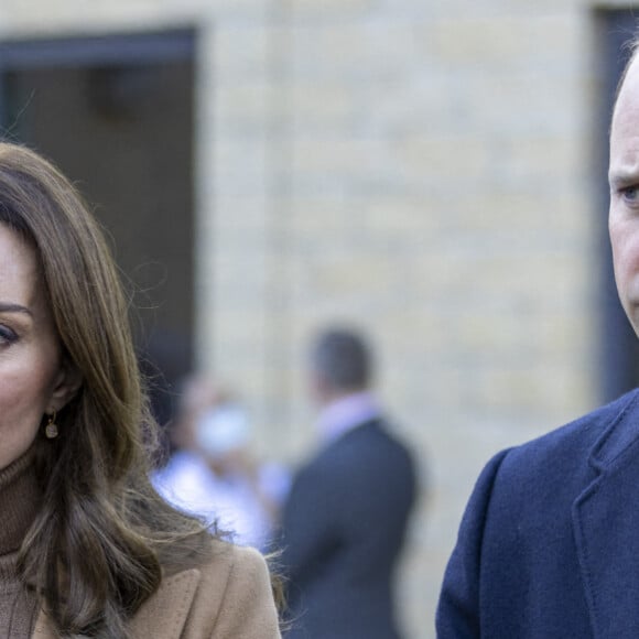 Le prince William, duc de Cambridge, et Catherine (Kate) Middleton, duchesse de Cambridge, lors d'une visite à l'hôpital communautaire de Clitheroe, dans le Lancashire, pour en savoir plus sur les défis auxquels sont confrontés les prestataires de soins de santé ruraux face à la pandémie de coronavirus et pour comprendre comment NHS Charities Together soutient la santé mentale de la main-d'oeuvre de première ligne. Clitheroe, le 20 janvier 2022.