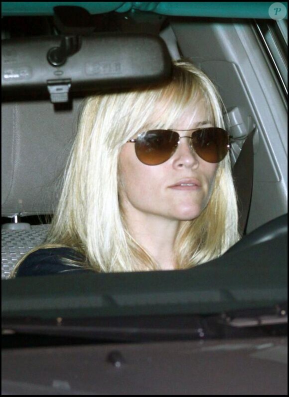 Reese Witherspoon est en colère contre les photographes alors qu'elle part en voiture après être allée dans un salon de manucure à Beverly Hills le 12 janvier 2010