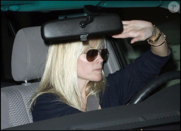 Reese Witherspoon est en colère contre les photographes alors qu'elle part en voiture après être allée dans un salon de manucure à Beverly Hills le 12 janvier 2010