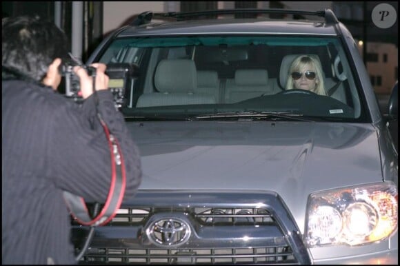 Reese Witherspoon est en colère contre les photographes alors qu'elle part en voiture après être allée dans un salon de manucure à Beverly Hills le 12 janvier 2010